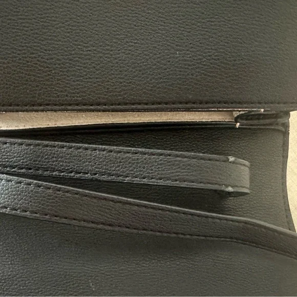 Quince Classic Black Crossbody Bag - Picture 5 of 5